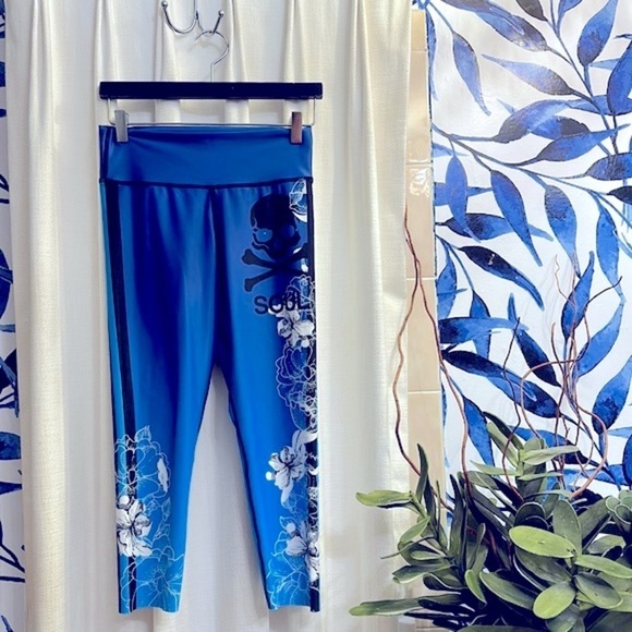Soul Cycle Pants - Soul Cycle Blue Skull & Crossbones Floral Cropped Polyester & Spandex Leggings